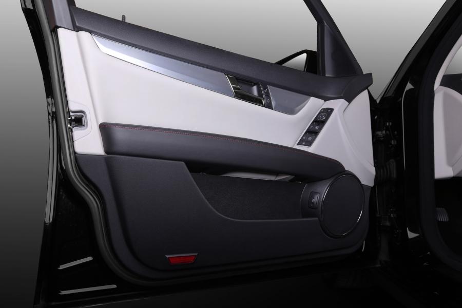 Детали интерьера Mercedes-Benz C-Class by Carbon Motors 2016 года  (фото 13 из 17)